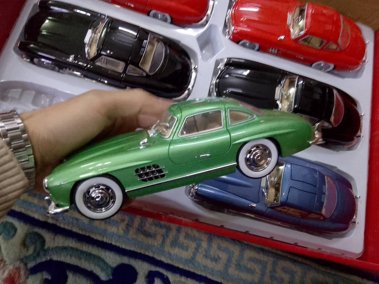 السلام عليكم
سيت 6 قطع سياره مرسيدس باب تنفتح وجنطه وبنيد والستيرن يفتر وتمشي تكويك بالسحب ولايت وصوت هورن للبيع 
تواصل خاص او على الواتس اب ***********
