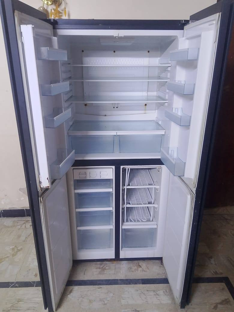 السلام عليكم،، للبيع هيه ثلاجة مجمده نظيفه تبريدها كل الزين السعر 300 الف وبيها مجال بسيط مكاني بغداد حي الجهاد *********** موجود واتس اب
