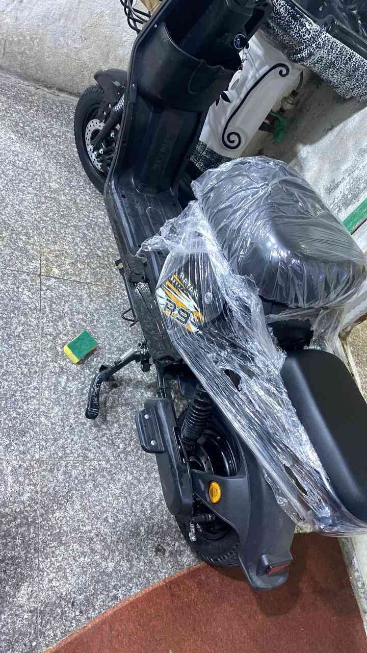 سلام عليكم دراجهR9مديل25 البطاريات 5امبير28/دراجه بعده جديدهه ماماشيه هوايي السعررر 450 الرقمم(***********)خاص واتساب بي.
