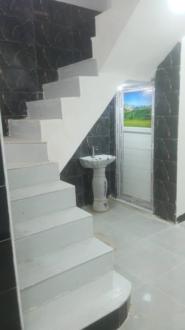 دار مساحه 50 متر مقابيل قريه الغدير عمود 321 شارع الصب وتنزل بفرع بعده ممسكون طابو  زراعي سند 25 منطقه حلوه وهادئه سعر 22 بناء حديث وصب كونكريت 
***********
