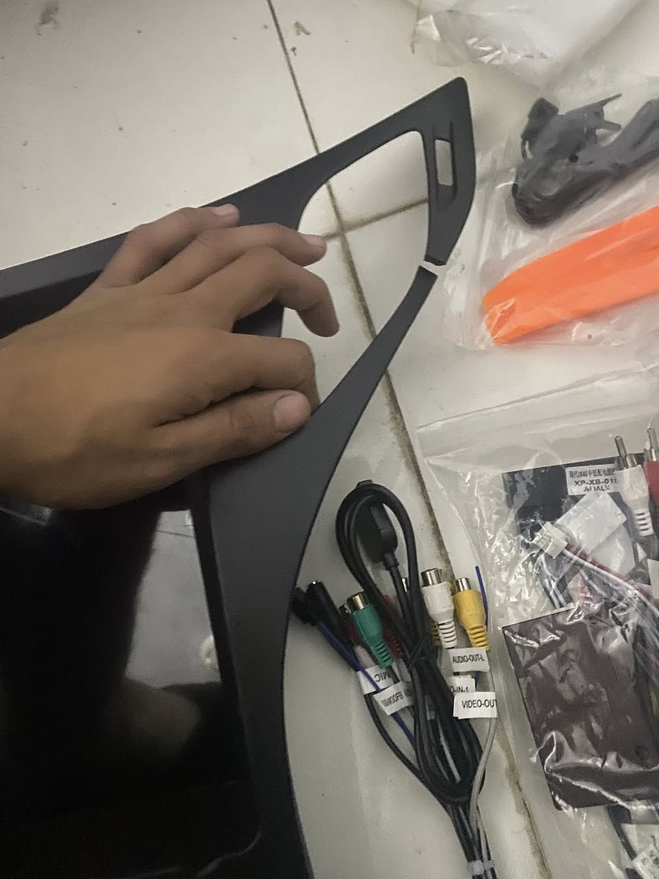 الذاكرة العشوائية (RAM): 4 جيجابايت (لضمان سرعة الاستجابة وعدم التعليق).
مساحة التخزين الداخلي: 256 جيجابايت (مساحة ضخمة لتخزين الخرائط، الأغاني، ومقاطع الفيديو).
حجم الشاشة: 9.7 إنش، تعمل باللمس وبدقة عالية.
المميزات:
تدعم نظام الأندرويد بالكامل (تحميل تطبيقات من متجر Google Play).
تدعم نظام الملاحة (GPS) وخرائط جوجل.
إمكانية تشغيل البلوتوث للمكالمات والموسيقى.
مزودة بمبدد حراري خلفي قوي للحفاظ على أداء الشاشة في الأجواء الحارة.
تدعم كاميرا الرؤية الخلفية والتحكم من أزرار المقود (الدركسون).
الحالة:جديده من بضاعه امزون فقط بيها فطر بسيط بل شاشه السعر ٢٢٥ الف للتواصل خاص


**إذا كنت صاحب هذا الإعلان وتريد حذفه لأي سبب، رجاءا أرسل رسالة إلى الدعم الفني**