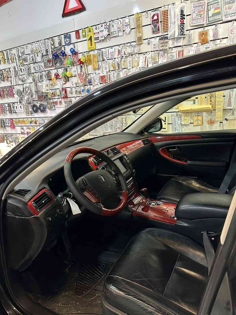 شاهینە 184 موس موس
‎جلد 
‎هیتەر 
‎ساج سور 
‎ئاوێنە شەفت و هیتەر
‎کوشن کارەبا و سوکان کارەبا 
‎بێ سلایت 
‎دینگەی ستیل 
‎دەبلی دایسی لەسەرە
‎سالانسای سپۆرتی لە سەرە
‎تایای تازەی بۆ بەستراوە 
‎رۆنی گێڕو مەکینە گۆڕدراوە
‎داژبوڵی ڕەقەم یەک جوانە
‎گێڕ و مەکینەی لۆک لۆکە 
‎سەیارەکە زۆر زۆر جوانە
‎بێ دوکەڵە 
‎زۆر بەقوەتە
‎بێ عەیب و عارە 
‎دینارێ مەسرەفی تیا نیە
‎مشتەری نیت رەحمەتت لێبێ با سەری یەک نەیەشێنین 
‎69$ و مەجال
‎ شوێن پیرەمەگرون
‎ژ.م ***********
