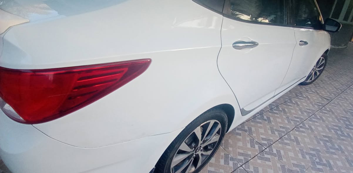 السلام عليكم اكسنت خليجي#موديل ٢٠١٥ حجم المكينة 1600 مواصفات معروفه فتحه يدات نيكل اشاير بالمري شاشة كاميرا مكانها بالحلة الشراي يتصل ***********
