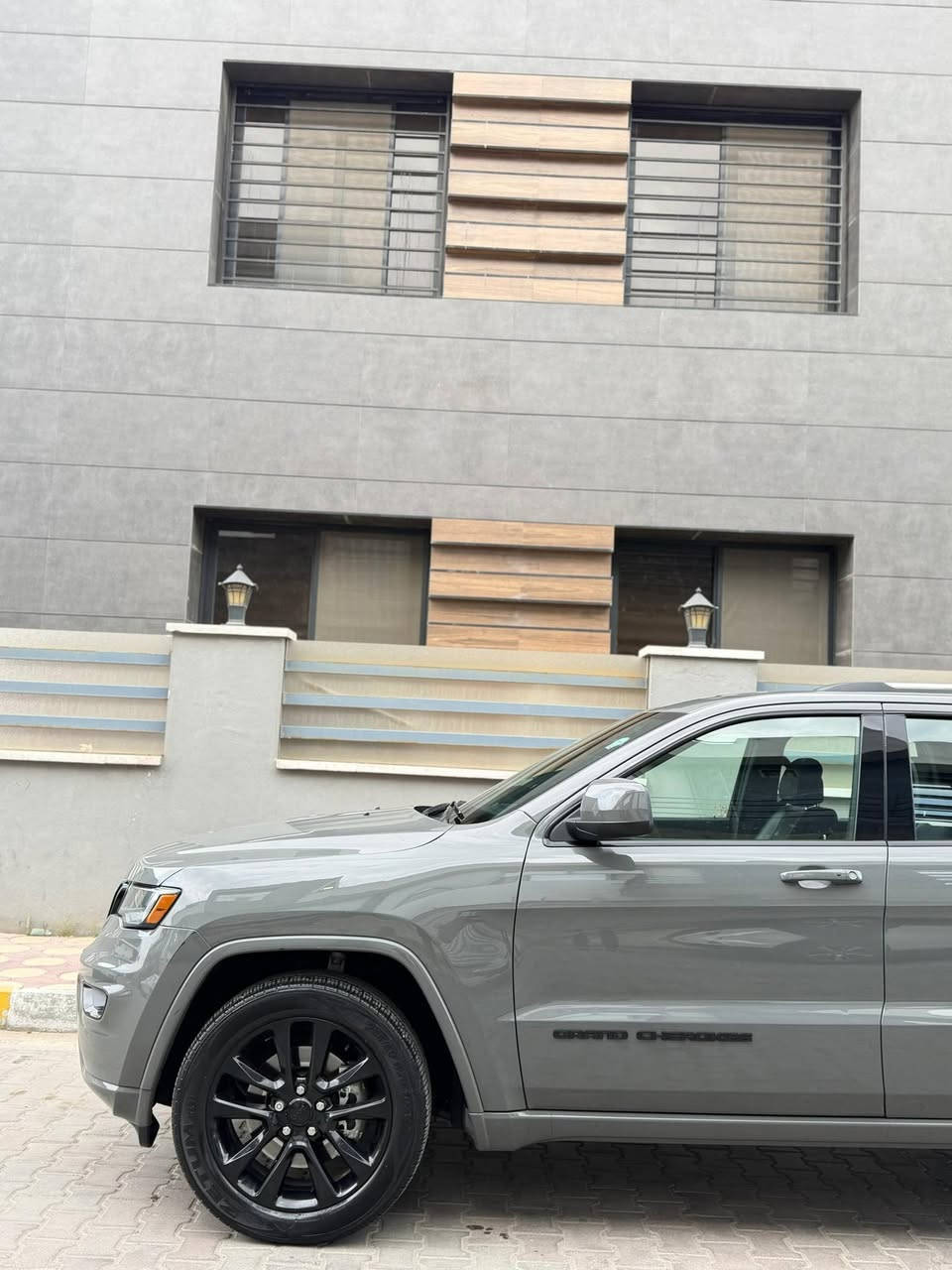 تحيه طيبه السلام عليكم
جيب بلاك توب كندية Jeep Grand Cherokee
مكفولة من الدعامية الامامية إلى الخلفية
اللون / إسمنتي 
موديل /  2021
الرقم شمالي سنوية بأسمي 2027
العداد / 59600 Mi قابل للزيادة 
المواصفات :———
فتحة / سقف سلايد
رادار جانبي / يمين & يسار 
كشنات تدفئة & كهربائي 
كشنات جلد & شاموه
ستيرن تحكمات فول & تدفئة ستيرن
نظام البانزين / Eco & Sport
بصمة تشغيل عن بعد
شاشة كبيرة متحركة 
مداخل / AUX & USP
المحرك / 3600 
الصندق كهربائي 
حساس خلفي 
هوك خلفي كهربائي 
دفع رباعي 4 * 4
السعر 313 ورقه وبيها مجال 
اي استفسار 
***********
مكان بغداد حي جهاد
