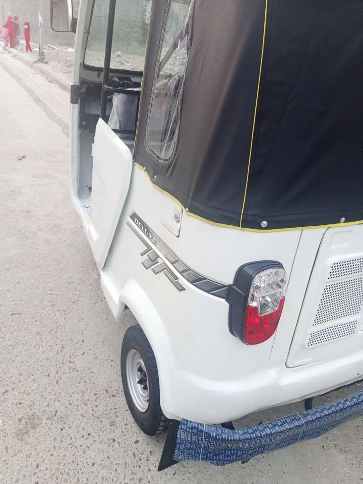 سلام عليكم
تكتك تي في اس موديل ٢٢ 
رقم بغداد عربي
سنوية باسمي  السعر ٦٨٠٠ 
وبيها مجال
التكتك مكينه كفاله والكشر 
بي ملاحضات الكاعيات مصبوغة 
هلالات بس صبغ
بيها بارد 
تخابرني بوقتها واشرحلك كلشي

جادر جديد 
نقوصات بسيطه كلش
بس إذا بياع شراي لا تخابرني بروح أبوك
جناي ع راسي أخليك
مكاني بغداد حي الجهاد 

واتساب اتصال 
***********
ملاحضة سويته مجهول الهوية حته لحد يفوتلي خاص لان مافتح فيس
