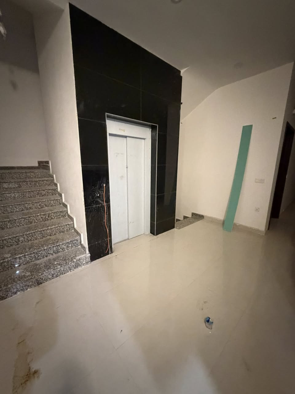 سلام عليكم
توجد شقق لليجار داخل مجمع الضابط السكني تتكون البناية من ١٢ شقة سكنية للعوائل فقط تتوفر شقق من غرفتين نوم سويتات وصالة ومطبخ وتتوفر شقق من ٣ غرف نوم سويتات وصالة ومطبخ 
شقق ام ٣ نوم اجارهة ٨٥٠ الف قفل 
الشقق ام ٢ نوم اجارهة ٨٠٠ الف قفل 
الشقق مئثثة سبالت وكاونترات البناء حديث جداً 
البناية بيهة كراج طابق ارضي وبيهة مصاعد 
الاستفسار 📞   ***********
