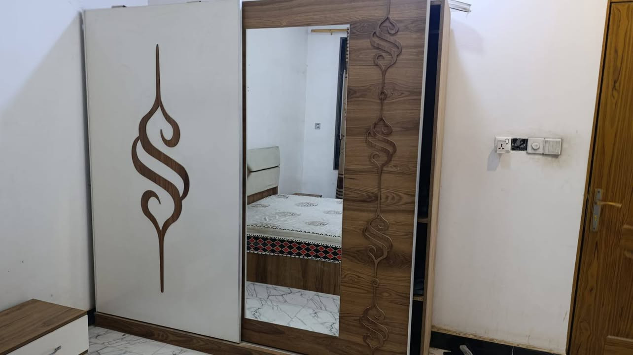 غرفة نوم شبابية استعمال قليل جدا شخط مابيها السعر ٤٠٠ بيها مجال العنوان بغداد الشعب الاتصال ***********
