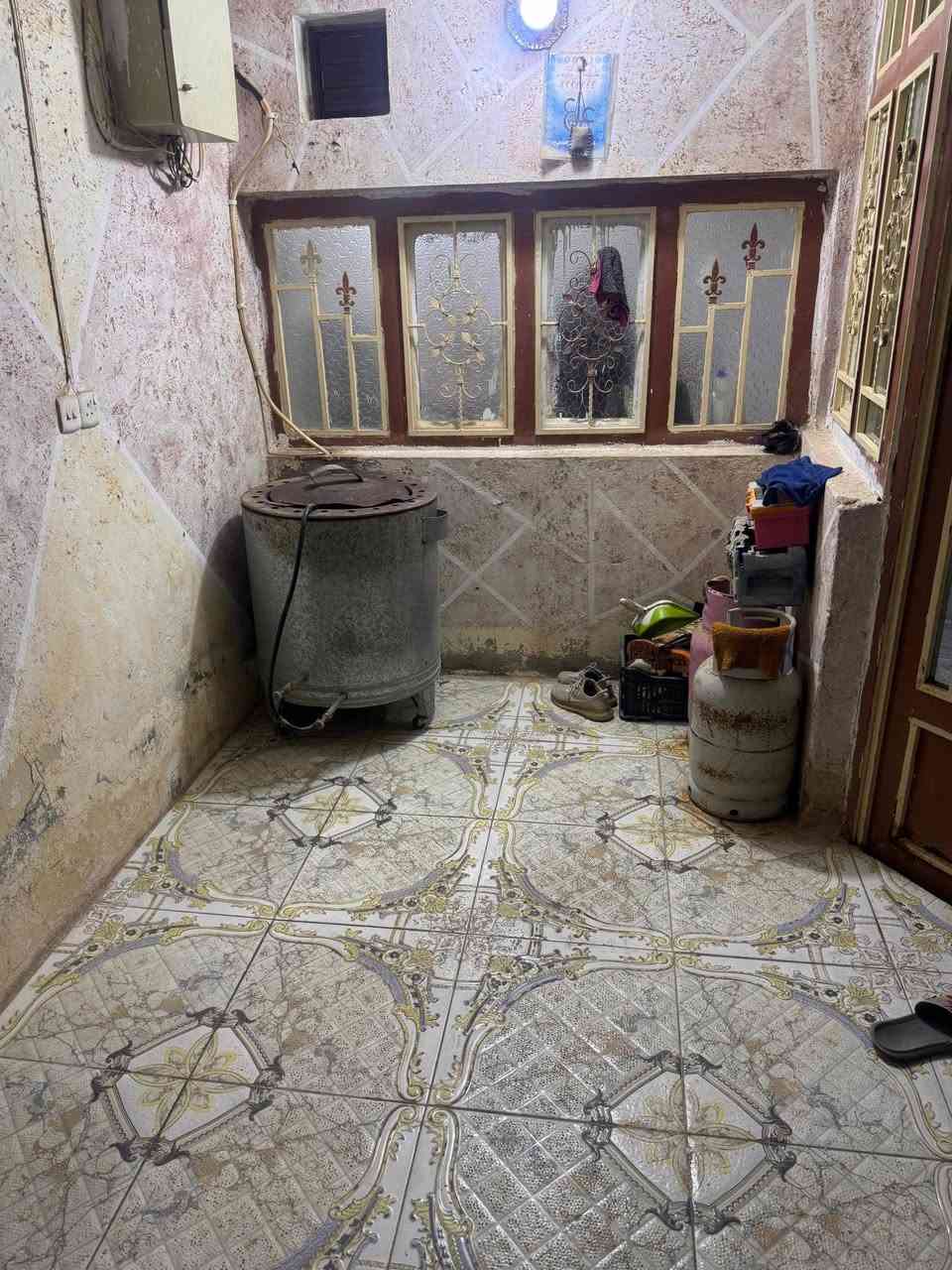 السلام عليكم 

بيت للبيع طابق ونصف بناء قديم 
الموقع / الزهراء حي الحسين 

المساحه 121 متر 
الواجه 8 متر 
النزال 15 متر 
للتواصل الاتصال على الرقم التالي 
***********
