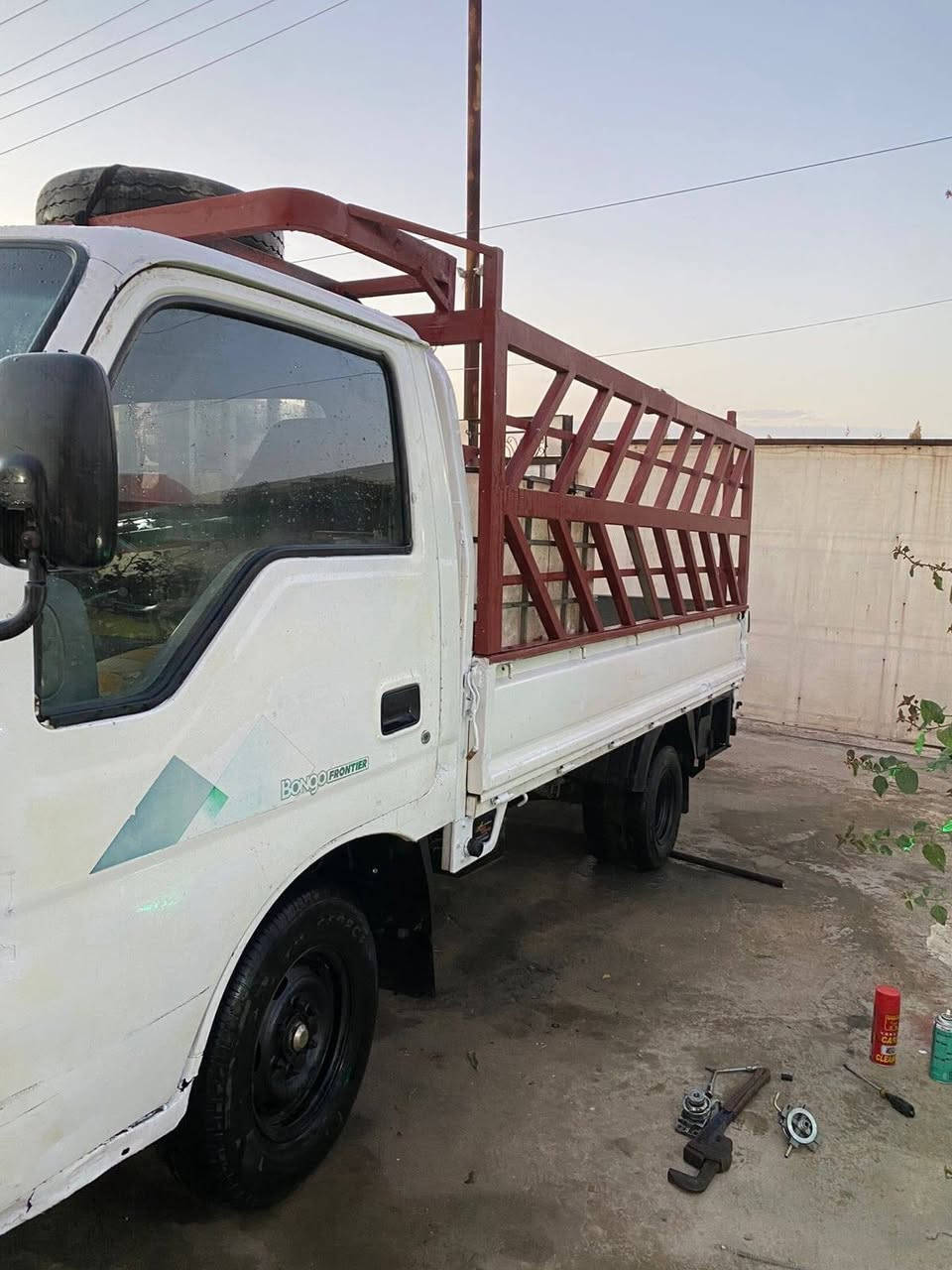 سلام عليكم 
للبيع كيا فونتيرا موديل 99 رقم بغداد باسمي هزه جديده سنوية2030 جاهزه من كلشي محرك كير اكسل كهرباىيات رقم شاصي عنوان البصرة القرنة رقم هاتف *********** السعر 57 وبيهه مجال للطيبين .
