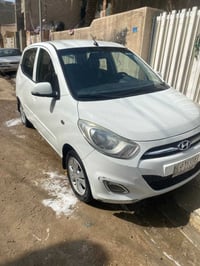 هونداي i10 لبيع موديل 2013 ماشية 56الف السعر 70 وبيه مجال مكان السياره...