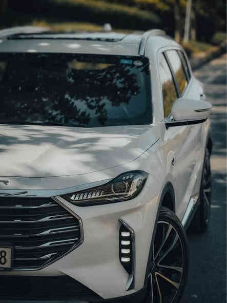 للبيع جيتور X70 Plus موديل 2023
 كومفرت محرك 1500 توربو 
 ماشية 55 الف كيلومتر.
المواصفات:
*7  راكب
* إطارات قياس 20 إنچ
* فتحة سقف بانوراما
* كاميرات محيطية 360 درجة
* شاشة عرض ترفيهية بقياس  10.25إنچ
* شاشة عدادات بقياس 10.25 إنچ
* نظام تحذير مغادرة المسار
* مثبت السرعة
* نظام مراقبة نقطة عمياء
* حساسات اصطفاف خلفية
* نظام الفرامل اليدوية الاوتوماتيكي Autohold
* وضعيات قيادة متعددة
* دخول ذكي (بصمة)
* صندوق كهربائي 
* مقصورة الركاب من الجلد الفاخر
* مقعد السائق كهربائي
* مسند الذراع الوسطي مع ثلاجة
* إنارة ترحيبية
* عتبات الأبواب مضيئة
* مصابيح نهارية LED
* المصابيح الامامية تعمل اوتوماتيكياً
* المرايا الجانبية قابلة للطي كهربائياً
* وظيفة تنقية الهواء (فلتر N95)
* خاصية إغلاق الشبابيك وفتحة السقف عن بعد
* اضاءة امامية LED

السيارة ضمان شركة هارلم 10 سنوات او مليون كيلومتر وبعدهه بحالة الوكالة وكل الصيانات الدورية بداخل الشركة.
.
السيارة رقم اربيل وجاهزة من كلشي وتحويل ثاني يوم والضمان يتحول باسم المشتري.
مكان السيارة اربيل 

السعر 16،900$$
*********** واتساب أربيل
