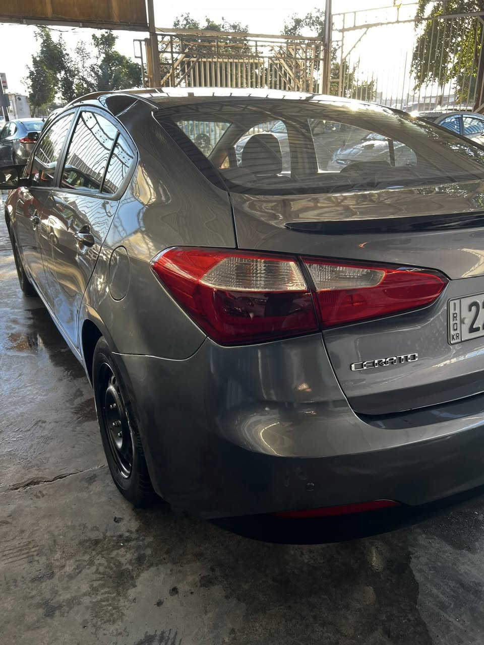 السلام عليكم 
كيا سيراتو 2016 خليجي
بيهة صبغ بنيد اثر جراد و جاملغ خلفي 
السيارة حلوه و جاهزة و كلش نضيفة 
و شرط مكينه و كير ممفتوحات 
ماشيه 83km 
مواصفاتهة نص فول 
كاميرا و شاشه و حساسات خلفيه و حاجب LED و بلوجكترات و اني مسويلهة عين الشيطان لون احمر 

عارضهة :ب 114 و بيهة شويه مجال
مكاني : بغداد - البياع
للأستفسار : ***********
