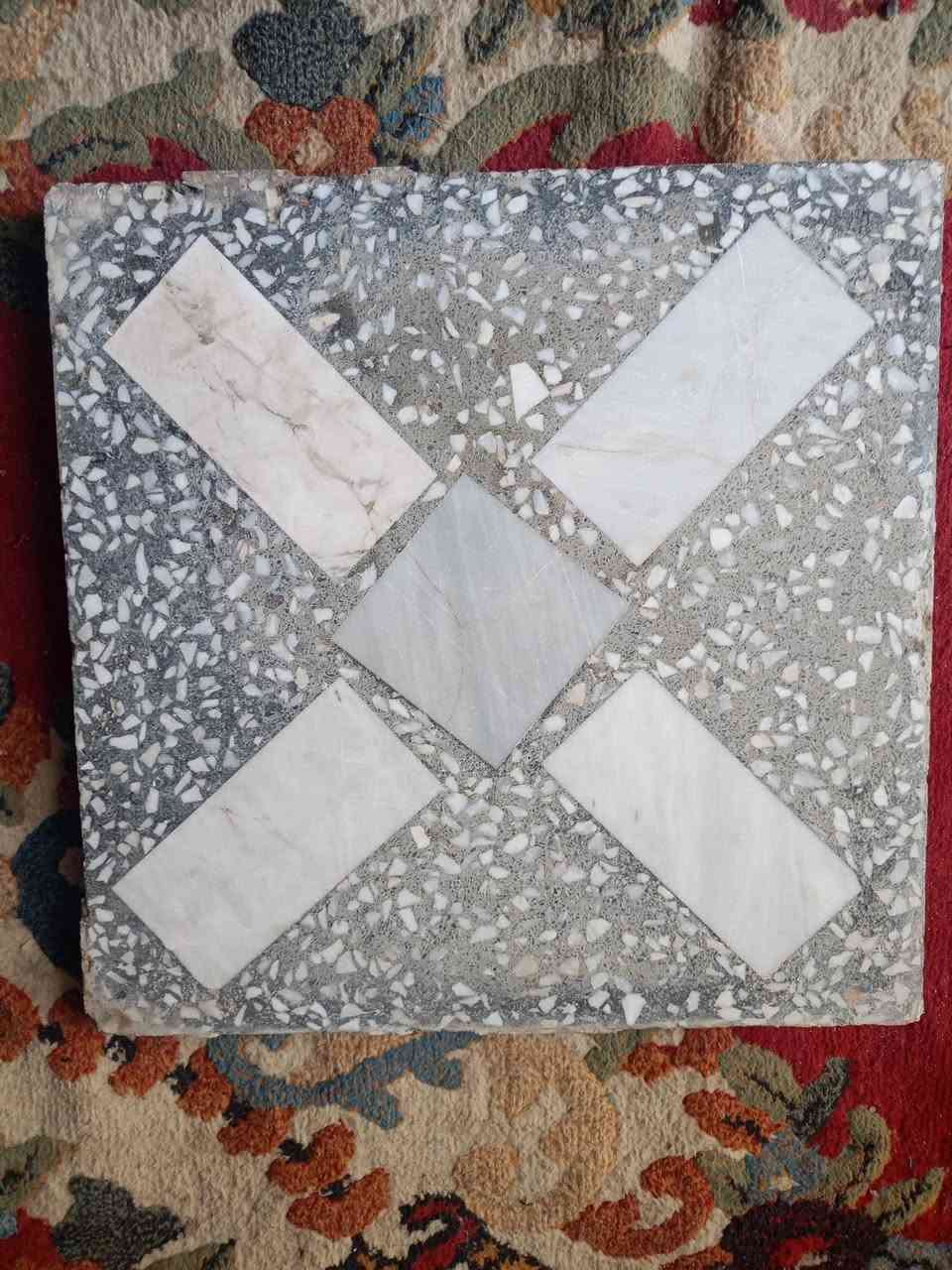 سلام عليكم كاشي مستخدم نضيف جدا للبيع 40×40عدد35متر سعر المتر 7الاف ***********

