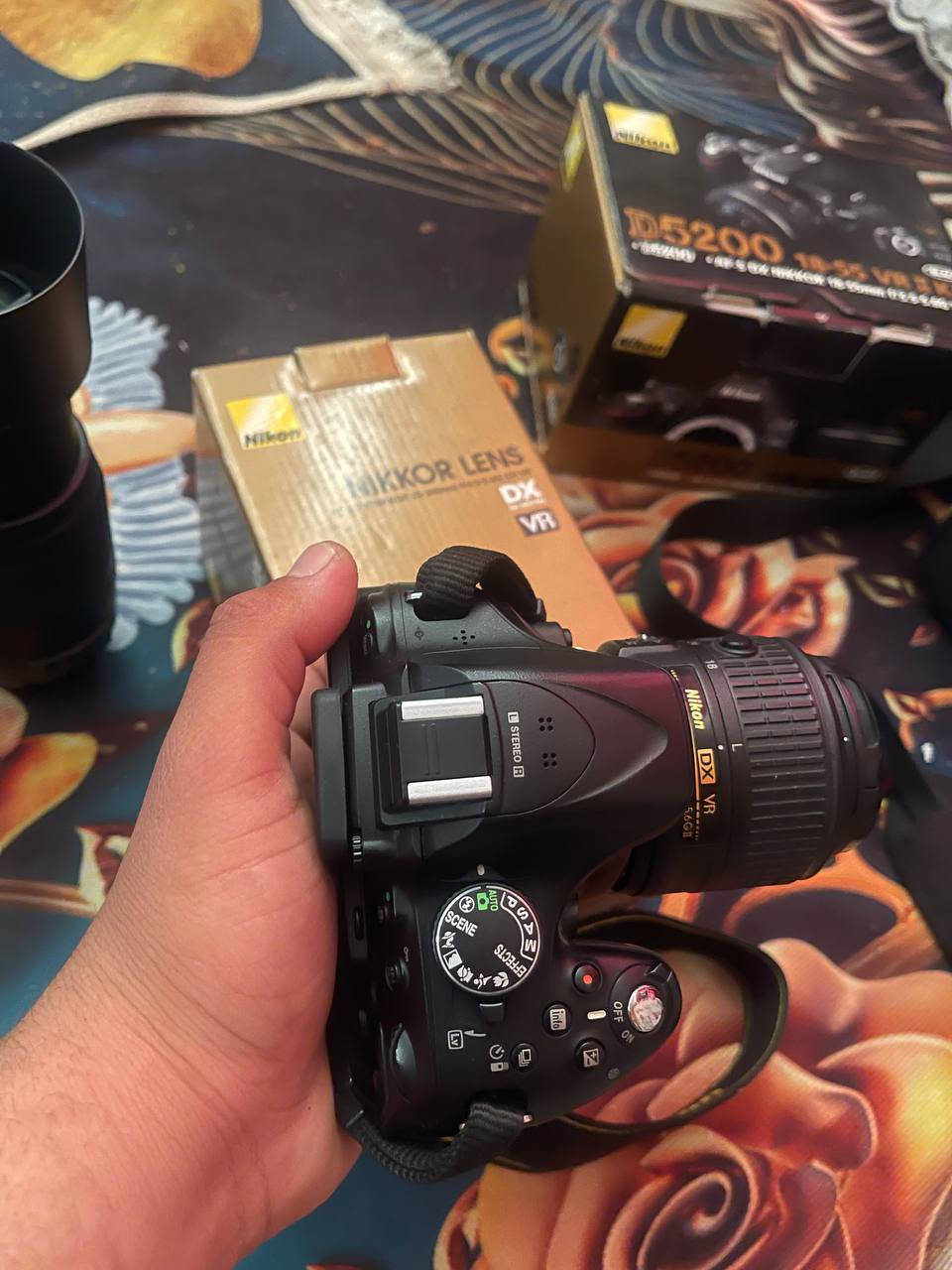 نيكون d5200 وياها عدستين 18.55 و 70.300 شتر 19 ملحقاته كاملة رايدها 450 وبيها مجال مكاني بغداد ***********
