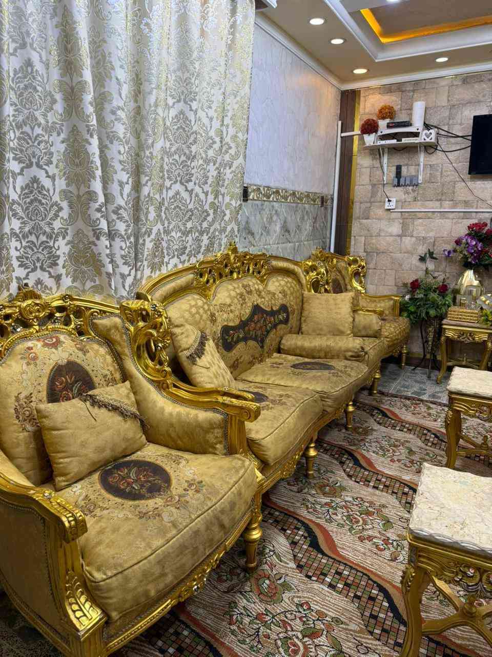 السلام عليكم ،،، من رخصة مسؤول الكروب
للبيع تخم مصري زان ملكي .. 10مقاعد جديد . كشنات منفصلة .. مع 5طبلات مرمر ... وكوشات متنوعة ... التخم كلش جديد وماخذي أستيراد من مصر مباشر ... 
السعر مليون و750 ألف .. العنوان / بغداد - الكاظمية 
للأتصال على الرقم التالي / *********** واتساب
