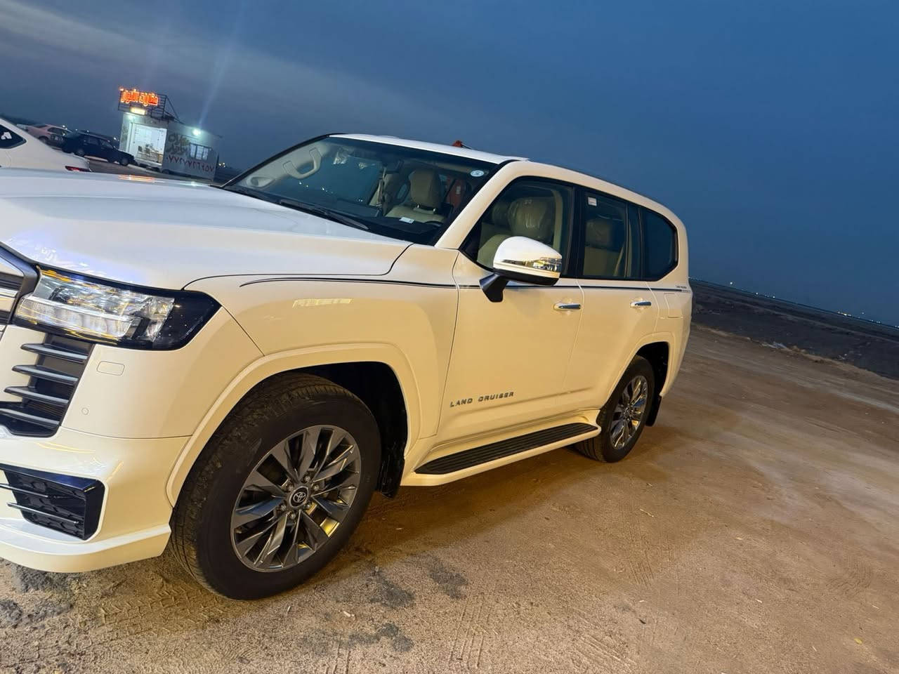 السلام وعليكم لاندكروز موديل 2024 توين تيربو ساز لمتد فول مواصفات  رقم اربيل ماشيه 39 الف كفاله عامه السعر ب730 العنوان بصره الهاتف ***********
