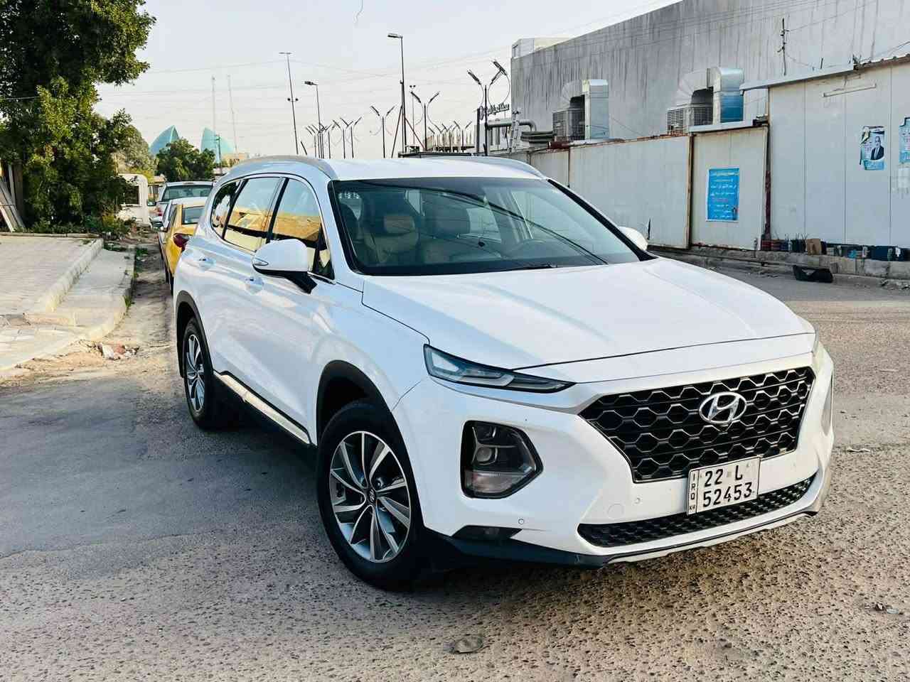 السلام عليكم سنتافي خليجي اللون ابيض صدفي  للبيع موديل ٢٠٢٠ بصمة ابواب وتشغيل كراسي كهرباء تحكمات مختلفه تشغيل عن بعد ومري شفط انظمة قيادة كشنات مخمل داخل لونين بيج واوف وايت وشاشة وكامره و٧ راكب و٣ قطع تبريد كشافات ولدات ولايت زنون وشحن وايرليس و ثلاجة بالجكمجه وبردات خلفية ويل كب حجم ١٨ وبعد مواصفات 
بيها بنيد وجامغ مصبوغات بسبب طخة بسيطه وعندي صورة للطخة قبل الصبغ
رقم اربيل الجديد سنوية ماساقطه تحويل او وكاله
السياره محرك ٤ سلندر دوش ٢٤٠٠ مكفول والگير ٦ نمر مفتوح مسويله صيانه والتبريد ثلج ماشيه ١١٨ الف كيلو
مكان السياره بغداد السيديه 
السعر ١٩٣ ومجال بسيط
للاتصال *********** او ***********
