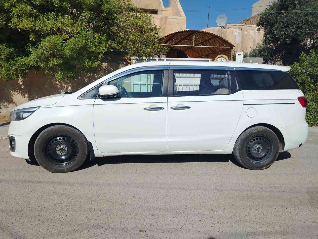 السلام عليكم اخوان سياره سيدوونا موديل ١٦ نظيفه وكلش حلوه گير ومكينه حجم ٣٣٠٠ وتبريد وصدر، وتخم تاير كهربائيات كله شرط وكفاله  ترايه من البصر لدهوك   ماتفتح بنيد حادثه الجاملغ الامامي سطحي بيه صبغ ٤ قطع احسبه حزام والله هي ٤ قطع متفرقه بس ابيع حزام حتى لحد يگلي بيه اكثر مواصفاته تشغيل عن بعد وبصمه واشاير بالمري وتحكمات ستيرن وكروز مشبت سرعة سنتر لوك شاشه كبيرة معلومات السيارة باشاشة بصمة احتياط ورقمه اربيل وباسمي السعر ١٥٥  ورقة وبيه مجال للشراي الاتصال  *********** ابو علي علمآ السيارة بيه منظومة غاز ٨٠ لتر وصيانه لمدة سنه مجاننآ انسى. صرف بانز ين
