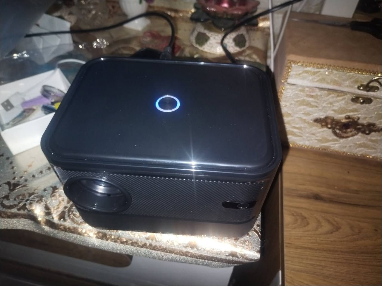 السلام عليكم يتوفر  داتا شو سمارت 4K واي فاي جديدة تشتغل بس العدسه بيها ضعف بالانارة ابيع فحم خلي سعر باليرضي الله وبالعافية يتوفر توصيل لجميع المحافظات 5000 
***********واتساب
