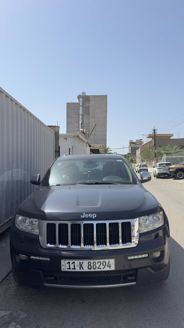جيب گراند شيروكي موديل 2013 
ليميتد فول 
6 سلندر محرك 3,600
ماشيه 111,000 كيلو وقابلة للزيادة
دفع رباعي ،تبريدها جيد 
صبغ قطعة واحدة 
5 راكب + شاشة + مقاعد جلد + تدفئة للكشنات والستيرن 
اللون نيلي + رقمها بغداد خصوصي 

الكاميرا الخلفية
سقف بانورامي
صندوق كهربائي
التحكم على المنحدرات
تدفئة المقاعد
فتحة السقف
صمة
مرايا جانبية كهربائية
شاشة
نظام المفتاح الذكي
التحكم التلقائي في درجة الحرارة
مانع الانزلاق
تدفئة مقود القيادة
4x4
كشافات ضباب
زر التشغيل
الضوء العالي التلقائي
السعر19.500$ وبيها مجال.        رقم للتواصل ***********
