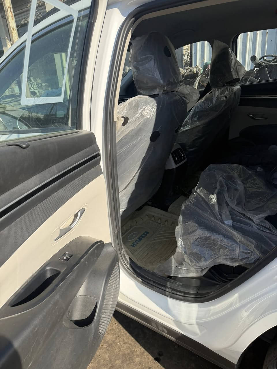 السلام عليكم هونداي توسان 2021 رقم بغداد الانكليزي بصمه وحساس أمامي وخلفي وكشنين كهرباء ودشبول ايباد وبردات ابواب خلفيه ماشيه 79 الاف كيلو مكفوله سعرها ٢١ مكانها بغداد   للاتصال ***********
