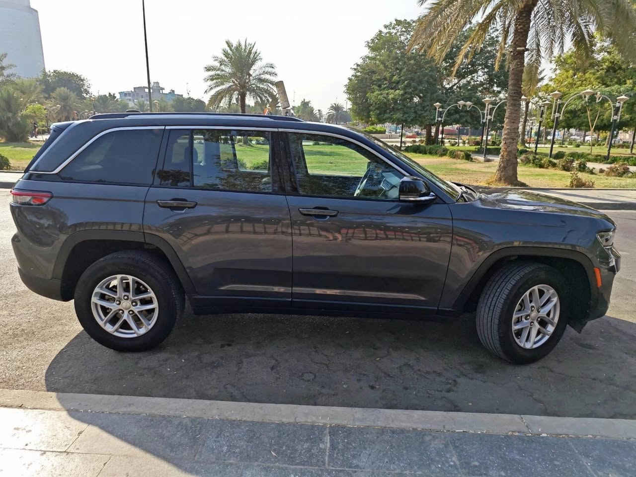 جيب كراند شيروكى 2024 لاريدو X 
 وارد امريكي دخول جديد 
سيارة اخت الزيرو
حادثهة سطحي فقط الجاملغ والباب الايمن بدون ايرباك 
العداد:  12.000 M
الون نفطي
5 راكب 
رقم  اربيل جديد
المحرك: 3.6 لتر 6 أسطوانات (V6)
القوة الحصانية: 293
عزم الدوران (نيوتن-م): 352
ناقل الحركة: اوتوماتيك 8 سرعات
المواصفات:
*نظام دفع رباعي 4X4 متطور
*فتحة سقف 
*دخول ذكي بدون مفتاح
*ويل المنيوم قياس 18 انج
*شاشة التحكم الرئيسية لمس بنظام Uconnect 5 بقياس 8.4 انج مع نظام ملاحة
*شاشة القيادة الرقمية بقياس 10.25 انج
*رادار تفاعلي مع خاصية التوقف والانطلاق
*تحذير النقطة العمياء
*تحذير الخروج عن المسار
*نظام المحافظة على البقاء فى المسار
*حساسات خلفية
*نظام مانع تصادم خلفى
*نظام القيادة شبه الذاتية
*مقصورة الركاب من الجلد الفاخر
*مقعد السائق كهربائي
*نظام ابل كار بلاى و اندرويد اوتو لاسلكي
*نظام صوتي فاخر 9 سماعات من ALPINE
*دخول ذكي (بصمة)
*مصابيح أمامية أوتوماتيكية مع مصابيح نهارية وكشافات ضباب LED
*نظام التحكم التلقائي في الضوء العالى
*ماسحات زجاج أمامي حساسة للمطر
*وسائد هوائية أمامية متعددة المراحل ووسائد هوائية جانبية ووسائد هوائية أمامية/خلفية.
*نظام التحكم الإلكتروني بالثبات.
مكان السياره : بغداد المنصور
الاستفسار اتصال والواتساب
***********
 ***********
