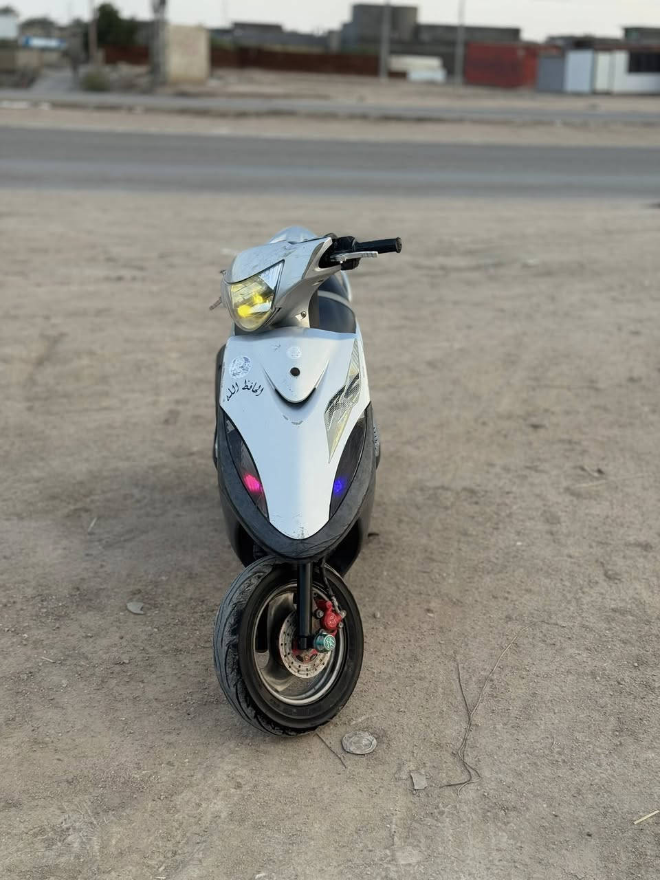 السلام عليكم ماكس عدله ((اول فتحه اله ٤٩ ))الدراجه كله بلادي ومختمه ختم واحد مكينه ناعمه نهضه حلوه معدل حلو كهربائياة كله شغاله لايت اشاير سلف هندر دبلات امامي خلفي كزوز اف ام العالي 
مكاني//قرنه//نهر الباشا
رقمي//***********
السعر//٦٥٠ وبيه مجال ((بيع او مراوس))
