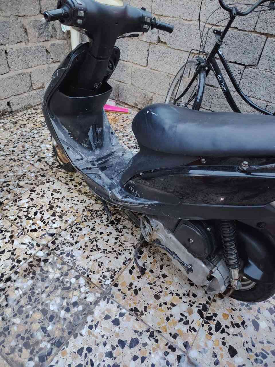 دراجه للبيع محرك نضيف بدون اوراق   بس الهندر خارط السعر 300الف وبيها مجال مكاني بغداد الحسينيه المعامل ***********
