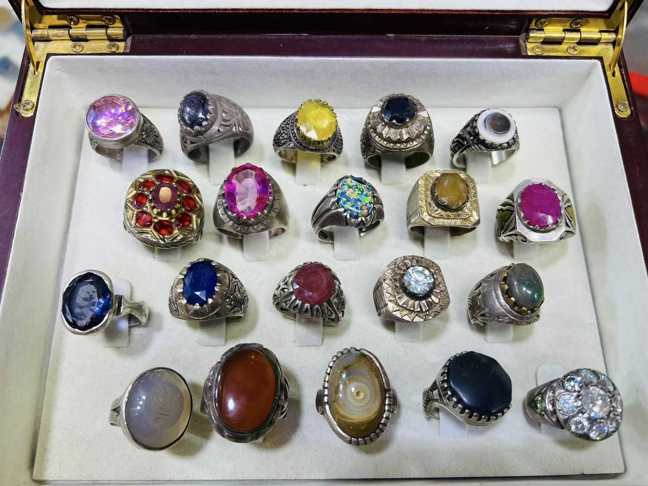 اللهم صلي على محمد وآل محمد 
للبيع خواتم متنوعة فضه خالص 3 طبلات شلع او مفرد 
*********** سيد كرار الغالبي
