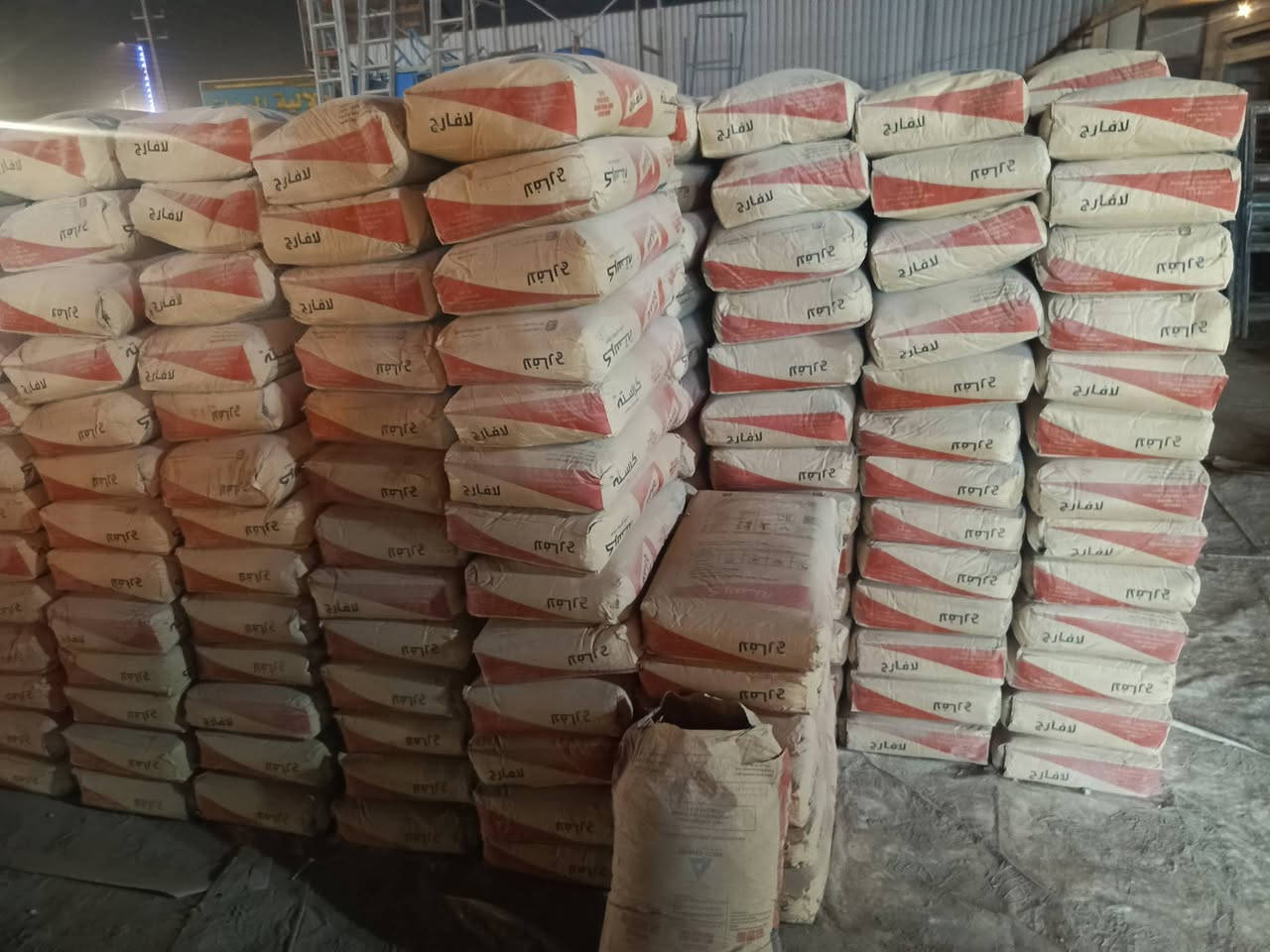 بيع مواد البناء 
رمل اسود تك 120 واصل 
حصو تك      150  واصل 
جلمود         120 واصل
رمل حمر.    150 واصل
خابط سبيس120 واصل 
رمل جلات.   110 واصل
رمل جلات مامقسول 100
والاسمنت بأنواعه واصل  ومطروح. ***********
مجمع احمد الامير حي حكيم 
قرب محطة للوقود حوشي
