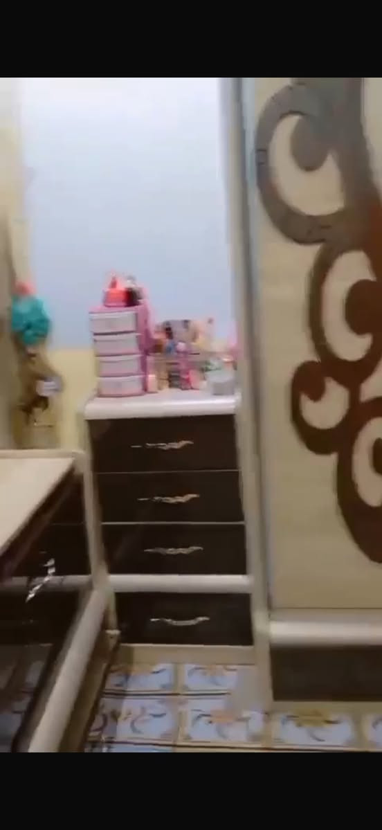 غرفه نوم للبيع
جديده مابيهه ولا كسر 
السعر 650الف وبيهه مجال
الزراعه الثانيه قرب مشتشفى الرازي 
***********
