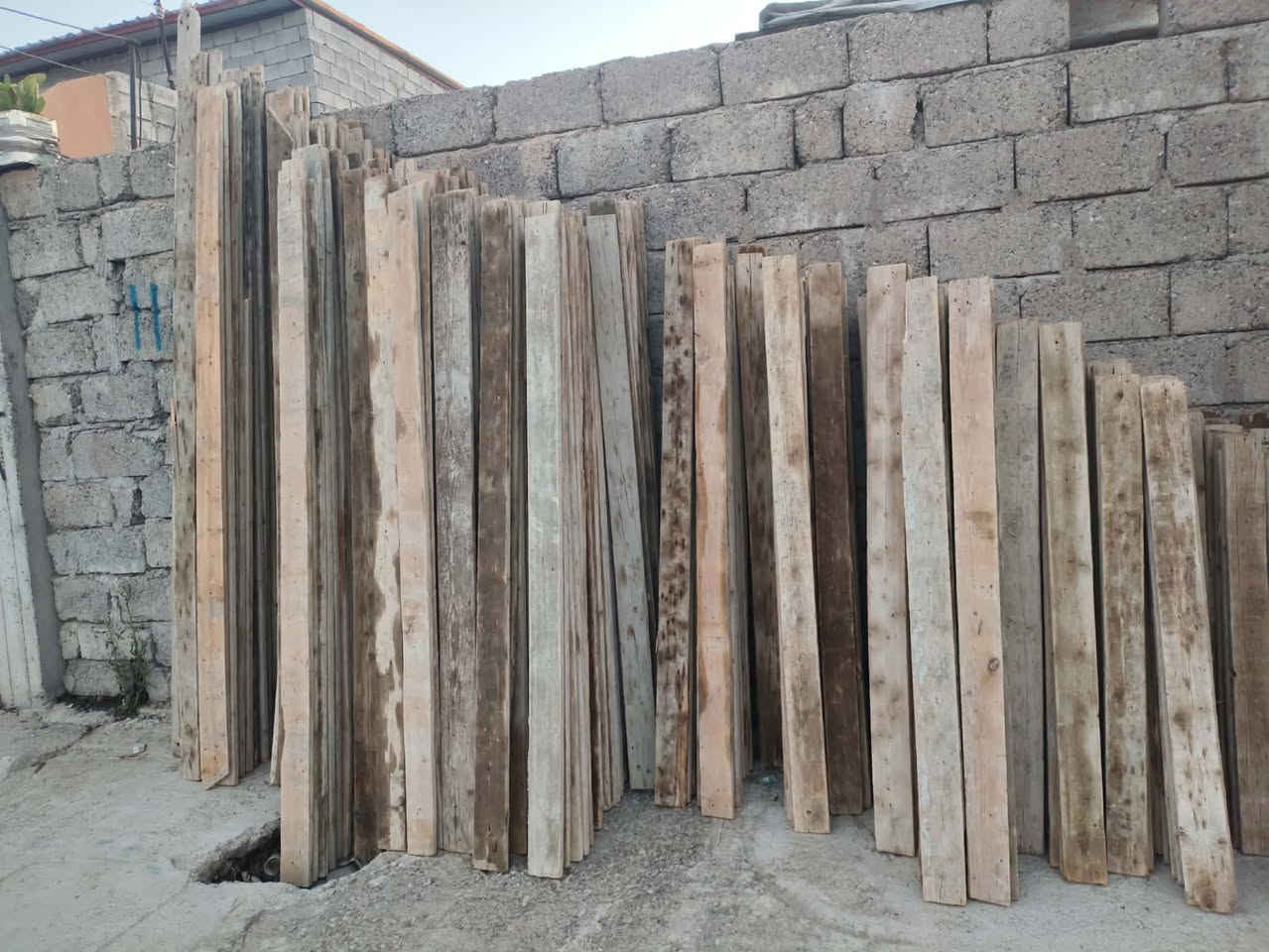 لوح نظيف مشكل من 3 لي 4 متر عدد ثلاث ارباع المكعب (ينحسب ثلاثة متر شي على شي) سعره 400+ جسر مشكل من 3 لي 4 متر عدد 46 جسر سعره 400. ولوح مقاصير نظيف 300 مكانهن الموصل الأيمن
***********
***********
