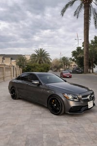 مارسدس c300/2017 داخل جلد وكشنات خزن وتدفئه كشنات ستيرن كهرباء ورادارا...