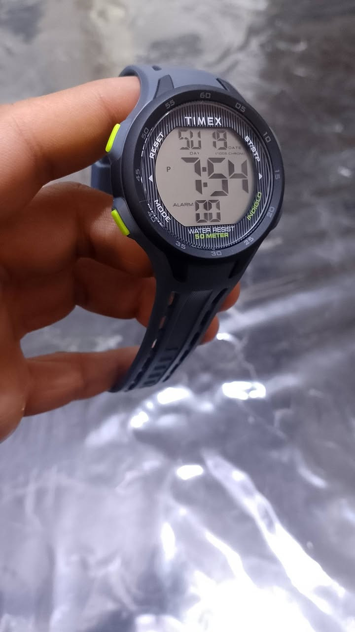 تايمكس إسنشال ديجيتال إنديغلو سبورتس كرونو الجديدة
•جديد مع العلبة والملحقات
مواصفاتها الرئيسية ما يلي: 
التصميم والمواد:
هيكل من الراتنج  بقطر 45 ملم.
سوار راتنج قابل للتعديل بعرض 20 ملم.
عدسة أكريليك مقاومة للخدوش.
الوظائف والميزات:
شاشة عرض رقمية.
إضاءة ليلية Indiglo لتوضيح الرؤية في الإضاءة المنخفضة.
كرونوغراف (ساعة إيقاف) بدقة 1/100 ثانية.
منبه يومي.
عرض التوقيت العسكري (24 ساعة).
منطقتان زمنيتان.
تقويم يعرض اليوم والتاريخ والشهر.
مقاومة الماء:
مقاومة للماء حتى عمق 50 مترًا،


**إذا كنت صاحب هذا الإعلان وتريد حذفه لأي سبب، رجاءا أرسل رسالة إلى الدعم الفني**