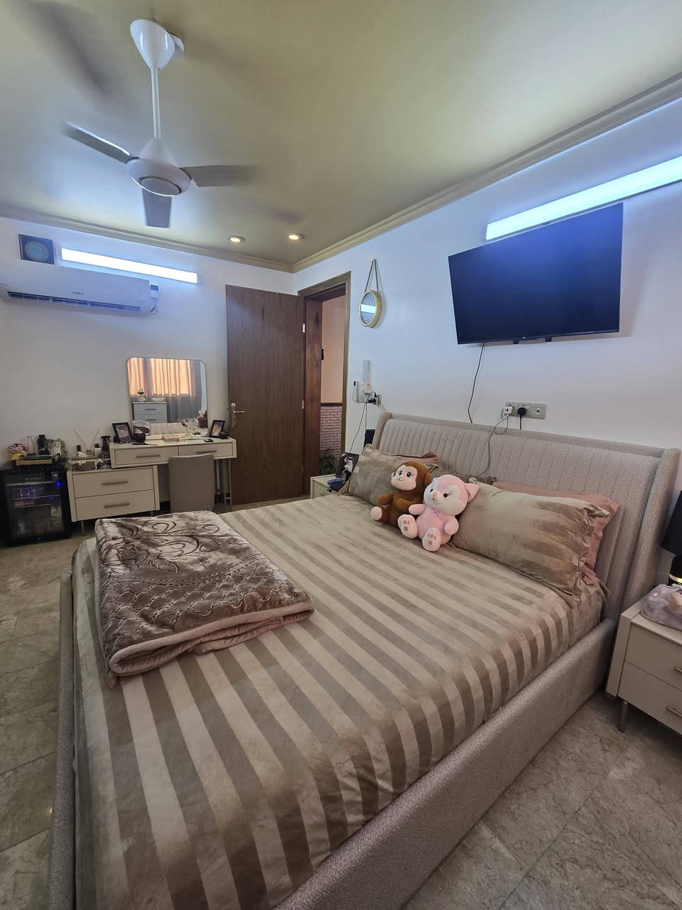 دار حديث VIP للبيع | الكريعات - منطقة القصور 🏡
🌊 موقع مميز 300 متر عن نهر دجلة
واجهة 7م | شارع 8م | مساحة 100م

5 غرف نوم + استقبال + مطبخ ✅
3 صحيات | تشطيب مرمر درجة أولى ✅
جاهزة للسكن مباشرة ✅
سند ملك صرف زراعي 2025 ✅

السعر: 240 مليون قابل للتفاوض البسيط 💰

شركة أصل الجوهرة للعقار والمقاولات
بإدارة: أوس وياسر البحراني

*********** 📞

إذا عجبك الفيديو سوي لايك ومتابعة، وشاركه للي يدور بيت راقي 🔥
