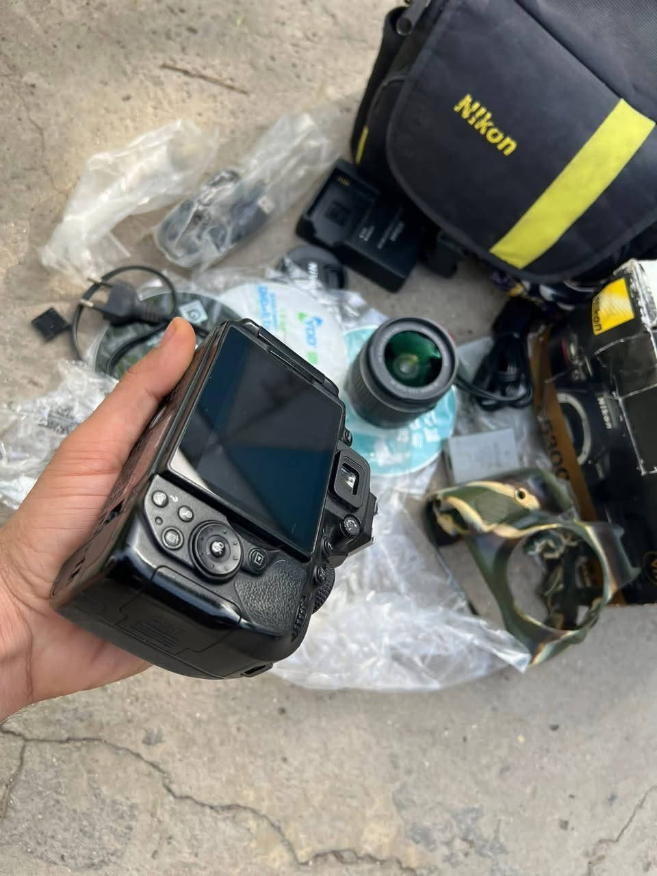 نيكون اخت جديده 5300 وايفاي مكاني بغداد ماعندي خدمه توصيل اي استفسار *********** متواجد اتصال 📞 
الملحقات 
بطاريه عدد ٢ 
عدسه ٥٥-١٨ 
درع جلاتيني عسكري 
كيبل عرض 
كيبل نقل 
اقراص تعريفي 
كتلوك
شاحنه 
كارتونه
