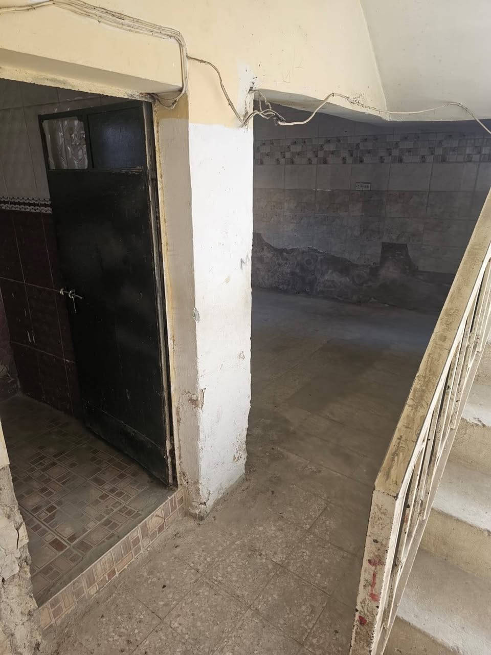 السلام عليكم بيت للايجار في ابوغريب
 الاجار 300
بصف الركن 
مساحه ١٥٠ 
٤ غرف نوم
حمام داخلي وخارجي
العنوان
قرب جسر الزيتون  قرب الخط السريع 
العصريه
الاتصال على الرقم
***********
