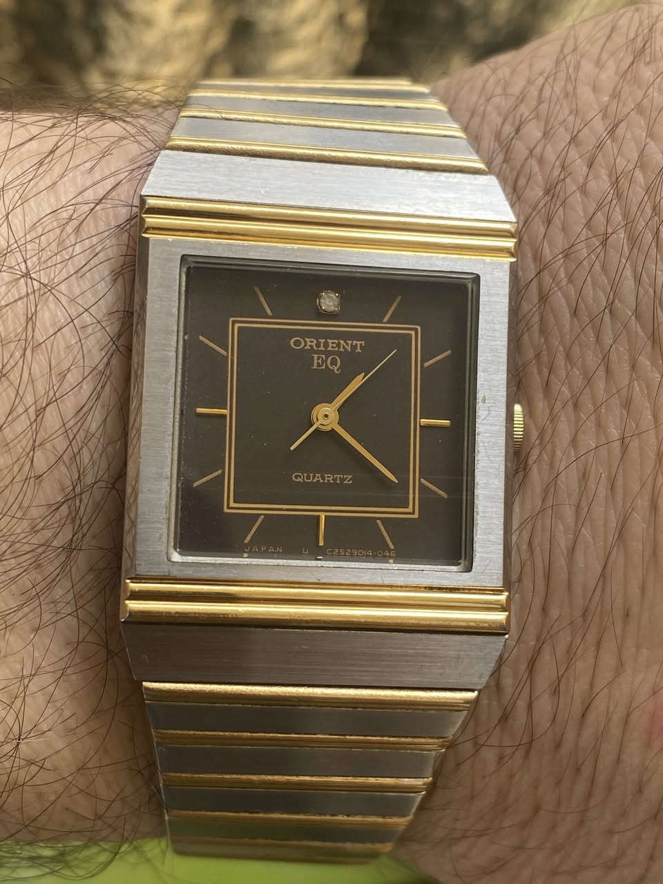 السلام عليكم
اورينت كوارتز 

ياباني اصلي انتاج الثمانينات 

مخزنة بالستيكر 

طلاء ذهب مع ستيل 

قطر ٢٦*٣٦ رسمي 

بلادية بالكامل 

سير واسع 

زجاج مقاوم للخدش

مقاومة للماء 

السعر ٨٥ الف

يوجد توصيل لجميع المحافظات 

***********
