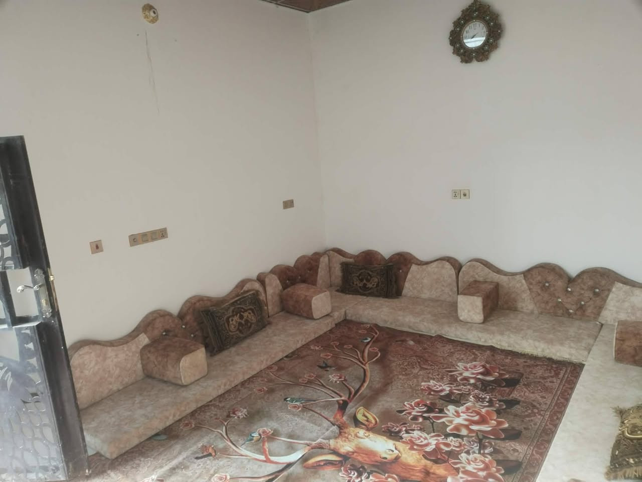 للبيع 
بيت طابو 
مساحة 150 متر 
طابقين 
الطابق الاول
غرفه 
صاله
مطبخ 
استقبال
صحيات داخليه 
خارجيه
الطابق الثاني
غرفتين 
صاله 
صحيات 
حي الحسين ع 
مقابل المدارس الصينيه
للاستفسار مراجعة مكتب السنيه للعقار 
قرب جامع السنيه الكبير 
***********
