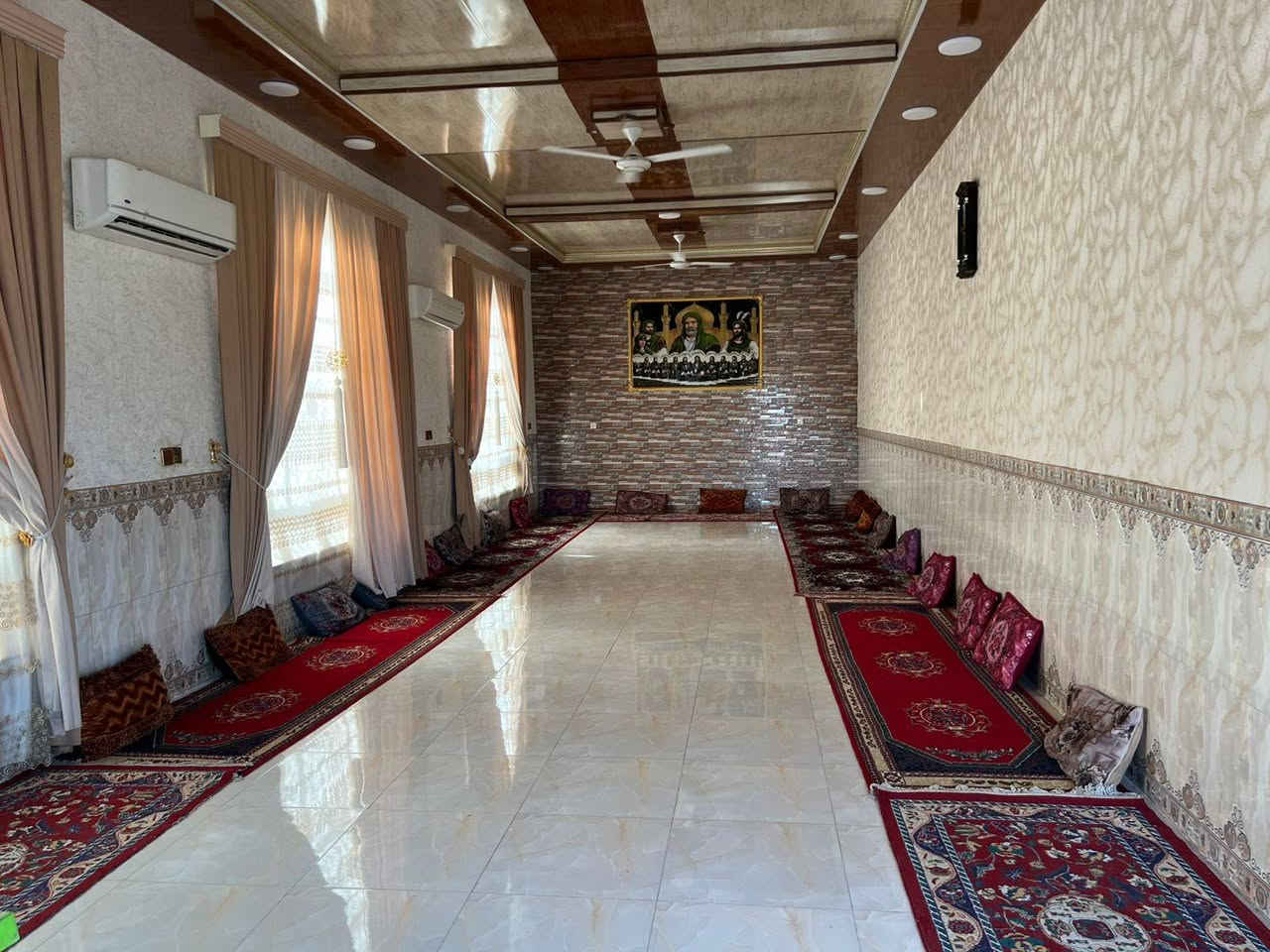السلام عليكم

بيت للبيع طابو صرف

العنوان/طريق سوق الشيوخ كرمة بني سعيد على الشارع العام بين نزلت الهماش ونزلت سيد رحمه 
التفاصيل
مساحة الكاملة 1000 متر مساحة البناء 360 متر 300 متر طابو والباقي زراعي البناء طابوق كون كريت

يحتوي البيت على 
الطابق الاول ديوانيه 18 متر وثلاث صالات وغرفتين ومطبخ حار وبارد وصحيات داخليه وخارجيه 

الطابق الثاني غرفة وصاله وصحيات 

السعر 150 مليون وبي مجال بسيط 
للاستفسار اتصال على الرقم ***********
