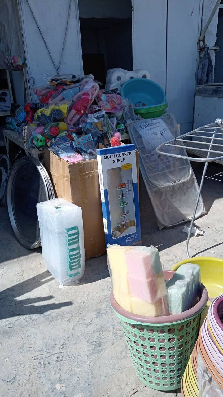 السلام عليكم مجمع رواد للتجهيزات المنزلية حاجه ١٠٠٠ وحاجة ب٥٠٠ كوزمتك ومنضفات وهداية وورد بانواعة
في سوق ال٤٠٠٠ قرب اسواق حازم العبودي مقابيل علوة الذهيباوي للتواصل واتساب ***********.
*********** 
يوجد خدمة توصيل
