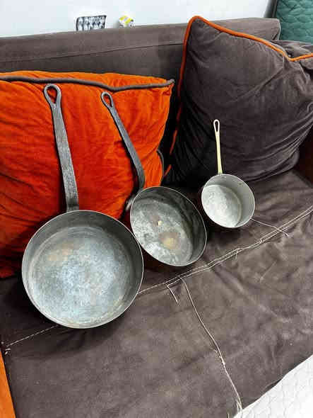 طاوات غماج نحاس أحمر قديم نضيفات جدا ووزن ثقيل 
5 كيلو ونص تقريباً مكاني بغداد يوجد توصيل ***********
