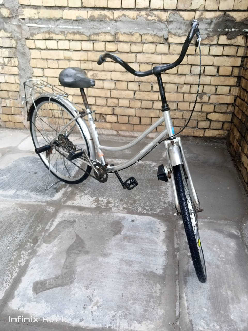 ‏السلام عليكم من رخصت الادمن وافق 🌹
‏بايسكل بناتي يباني اصلي حجم 26 شوفت عينك شلون نضيف ال بايسكل جديد متروك جان 
‏سعره 60الف وبي مجال الشراي عنواني مدينه الصدر 
‏هذه رقمي وتساب ***********
