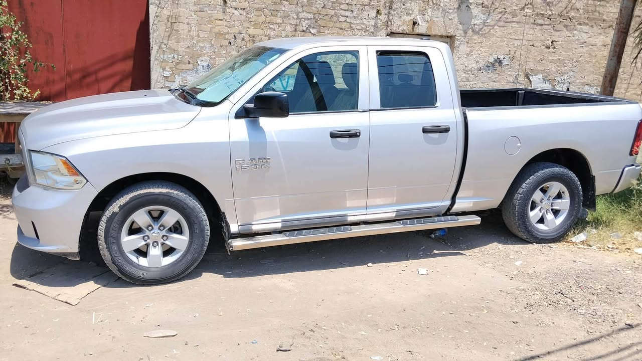 رام  كلاسك ٦سلندر ٢٠١٧ باب قصير بدي طويل بيها صبغ جاملغ خلفي خلف السايق اثر شخط بدون حادث بسمي السياره خير من الله السعر  ١٧٠  $  ***********....مكلف بل النشر @إشارة
