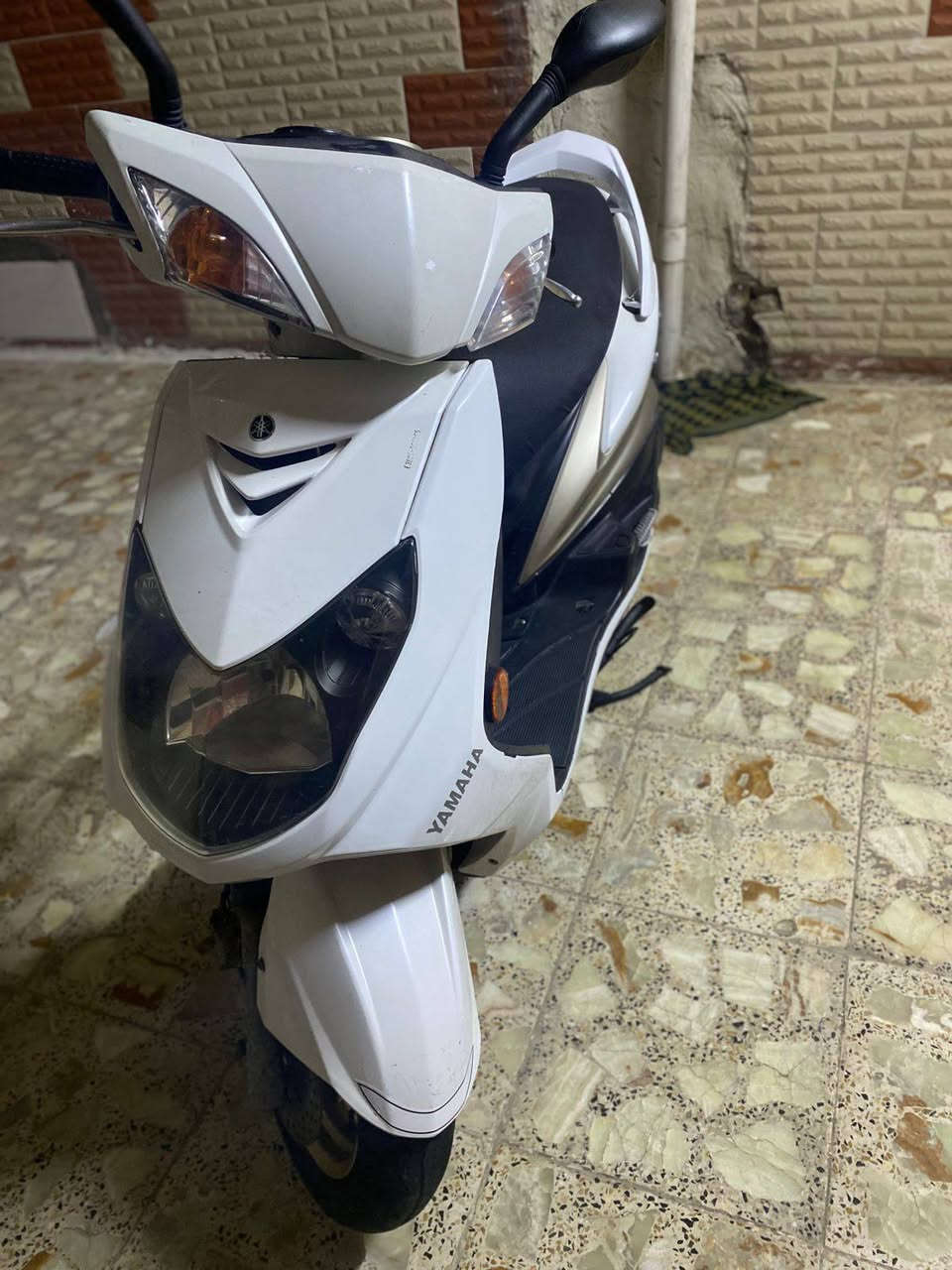 السلام عليكم 
دراجة سكنس فحل حديث جديدة لوك
سرعة 140 نوزل خين اسلف بلادي 
كفرات اصليه ومختمة ختم واحد مع محرك 
وراقها ابسمي ام طلاعات ستاند كهرباي حساس
عداد كتروني شغال سويج بلادي مرايات اصليه
شراي يتصل ***********
شر ضمان نطيك بلدراجة وكفاله عامه
