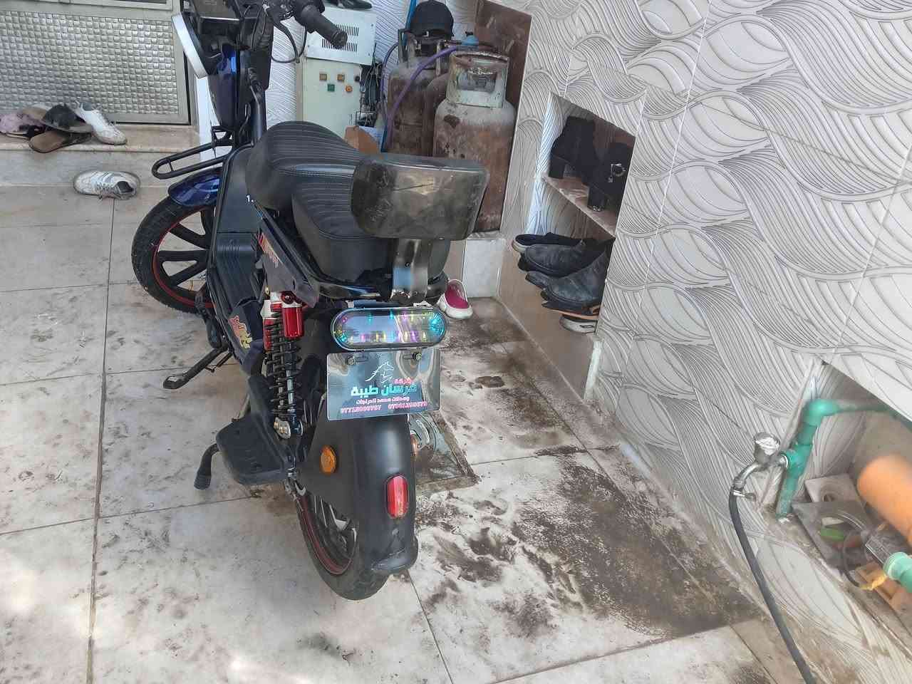 السلام عليكم اخوتي دراجه شحن للبيع السعر 350 وبيه مجال للطيبين عنواني كميره شارع أبو طاوه رقمي ***********
