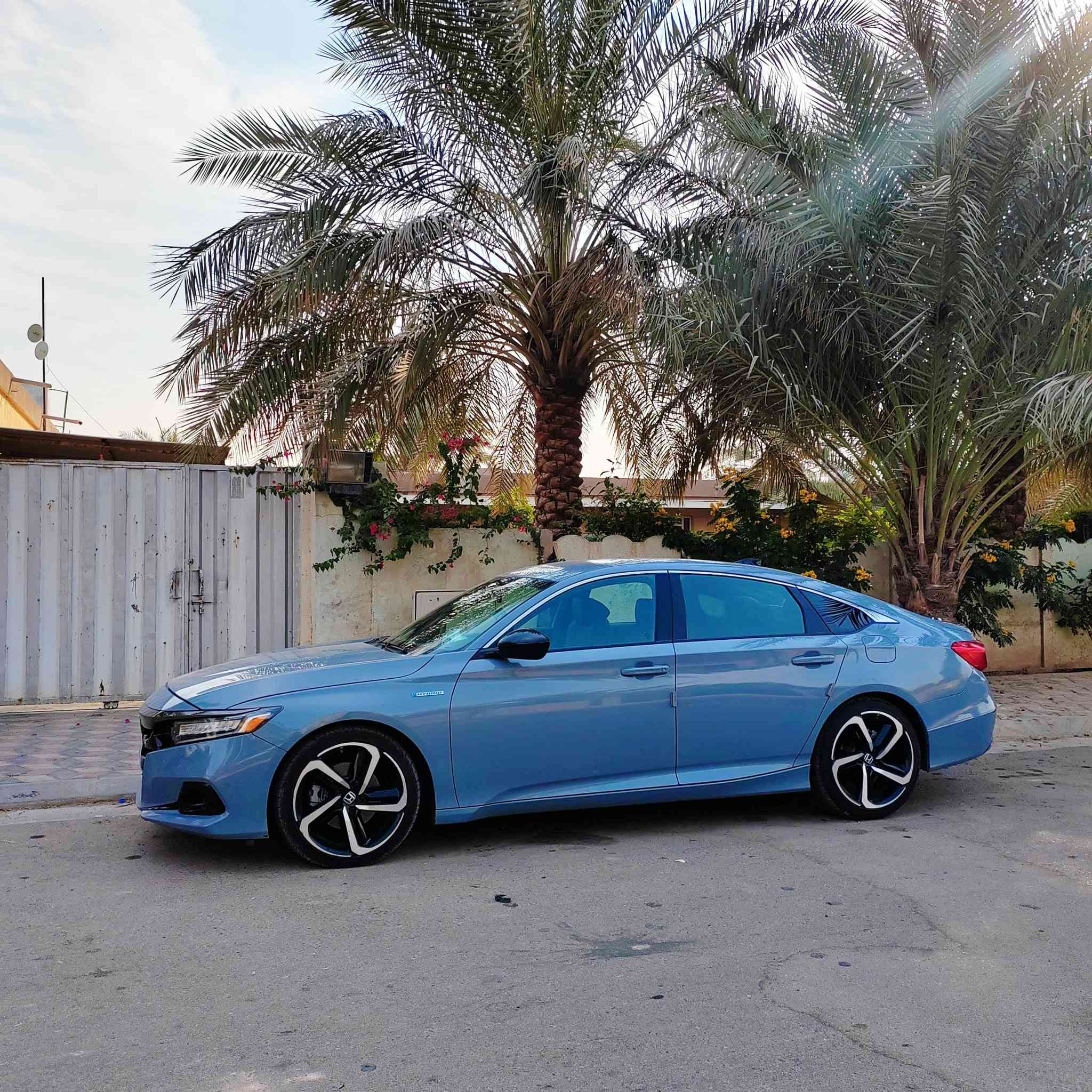 السلام عليكم
هوندا اكورد هايبرد سبورت ٢٠٢٢ 

سيارة جداً اقتتصاديه تفويلتها ٤٥ لتر 
نص جاملوغ خلفي کلیر من امریکا فقط
لون مميز 
سيارة كلشي بيها بلادي وما مبدل بيها اي قطعه
محرك 2.0L هايبرد 
 ماشیه 82 الف کیلو علی اید وحده 
 رادار امامي
محافظة على المسار 
قيادة شبه ذاتيه 
كشنات قماش وجلد 
كامره خلفية بثلاث وضعيات 
عدادات نصف شاشه 
كير دکم
٤ وضعيات قيادة (sport-Eco-normal-ev)
هاند بريك كهربائي 
وبعد هواي مواصفات 
السيارة مكانها دیالی الغالبیه 
للتواصل 
***********
***********
السعر ١٨6 
رقم بغداد
السنويه بأسمي تحويل ثاني يوم
