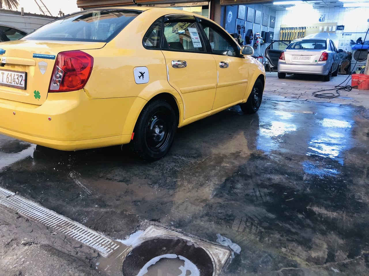 سلام عليكم وابتره موديل 2012شركه عامه مكفوله من ضربه بيه صبغ قطعتين فقط والبقيه مكفول كير ومكينه مكفولته قبل يومين شديت المكينه وبيه وصل تبريد شغل تخم تاير جديد صدر مامي وخلفي جديد هزه جديد سنويه الى ٢٧هيه مصفره غرامات مصفره تحويل مباشر سياره جديد وحله من صوره مال جناي تعبان عله كلش السعره 70مكاني بغداد بلديات وهذ رقمي ***********
