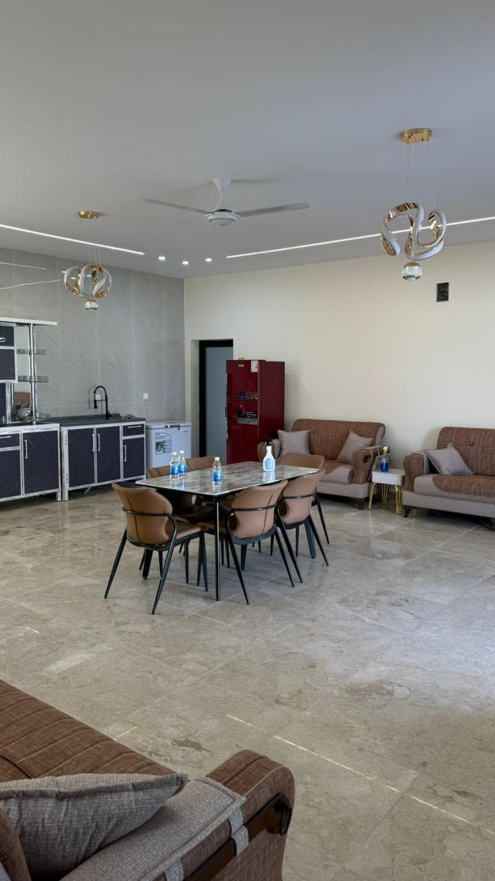 🌿 مزرعة مميزة للبيع 🌿  

📍 الموقع: الدورة – البوعيثة / عرب جبور (مجمع الزمرد)  

مزرعة بموقع هادئ ومخدوم بالكامل، بمساحة 1000 متر مربع وواجهة 20 متر (نزال)، توفر خصوصية عالية ومناسبة للسكن أو الاستثمار.  

🏡 التفاصيل:  
تحتوي على غرفتي نوم مريحة، صالة واسعة، مطبخ، ودورة مياه، بالإضافة إلى كعدة داخلية وخارجية مثالية للجلسات العائلية 🌙✨  

🏊‍♂️ مزايا إضافية:  
مسبح + حديقة جميلة (بارك فيو) تضيف أجواء راقية وراحة تامة 🌳  

⚡ الخدمات:  
كافة الخدمات متوفرة والمزرعة جاهزة مباشرة  

📞 للتواصل والاستفسار:  
***********  
الجبوري للعقار  

✨ فرصة مميزة بسعر مناسب
