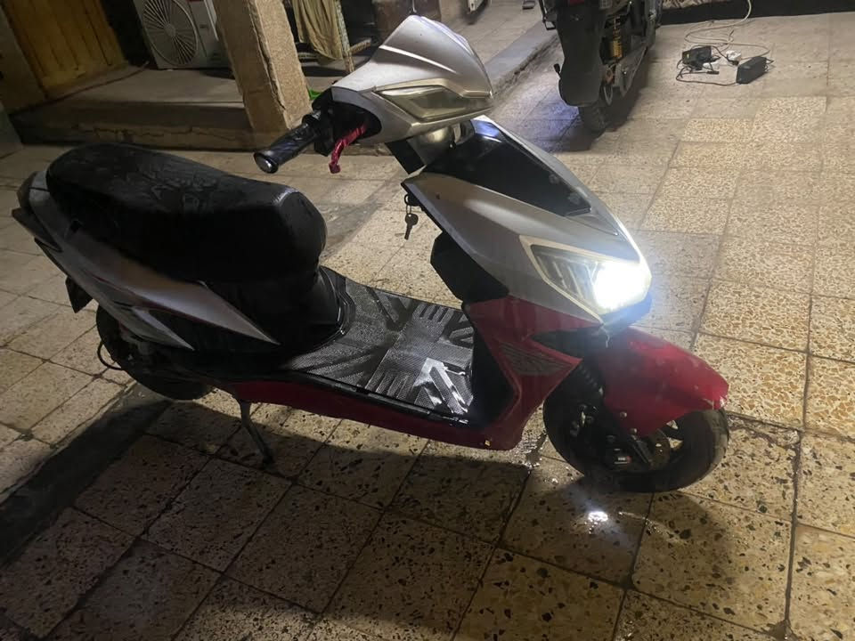 دراجه سكنس شحن 
٦ بطاريات 
كلشي شغال بيها عوزها بس بطاريات 
 ابيع كوم حديد 
يرادلها بطاريات 
مكاني الغزالية 
سعر ٢٥٠ وبي مجال 
***********
